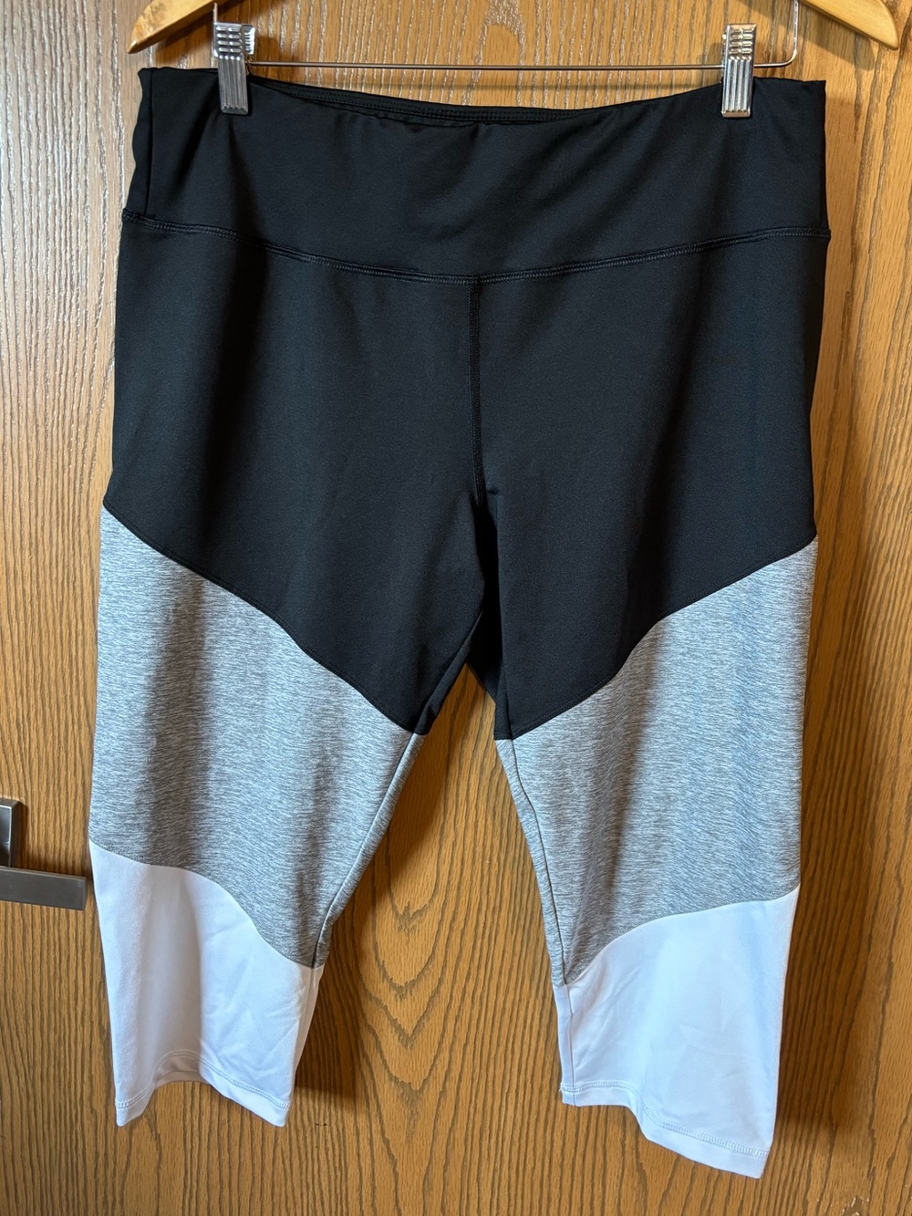 Women's Black, Gray & White Colorblock Performance Yoga Capri Leggings